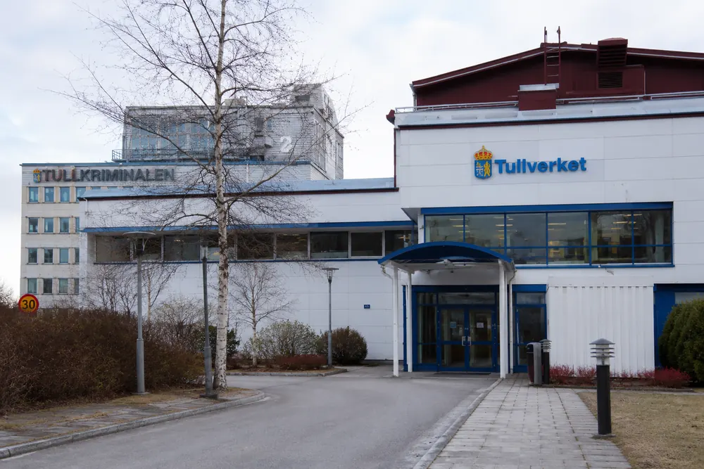Två män åtalas efter stort beslag