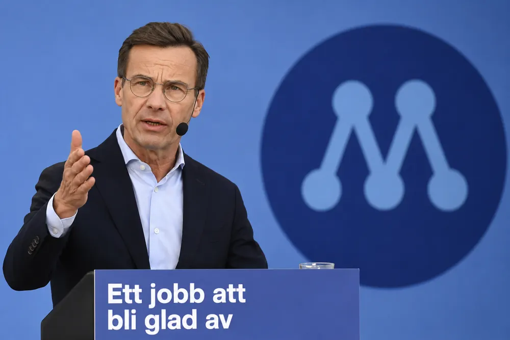 Ulf Kristersson anklagar Socialdemokraterna för beroende av V