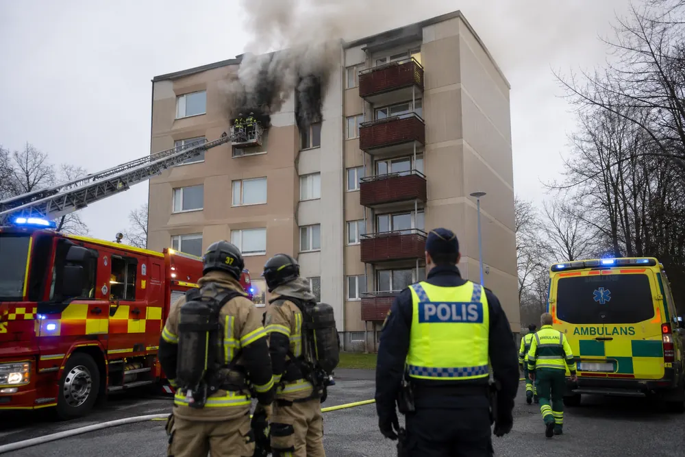 Brand i flerfamiljshus – boende utryms i Örebro