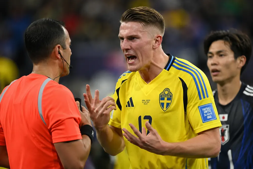 Sebastian Larsson försvarar Viktor Gyökeres