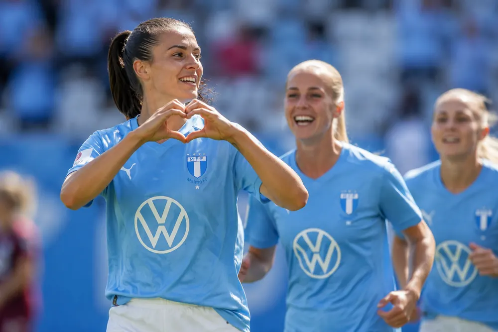 Hattrick och målvaktsbyte i MFF:s överkörning