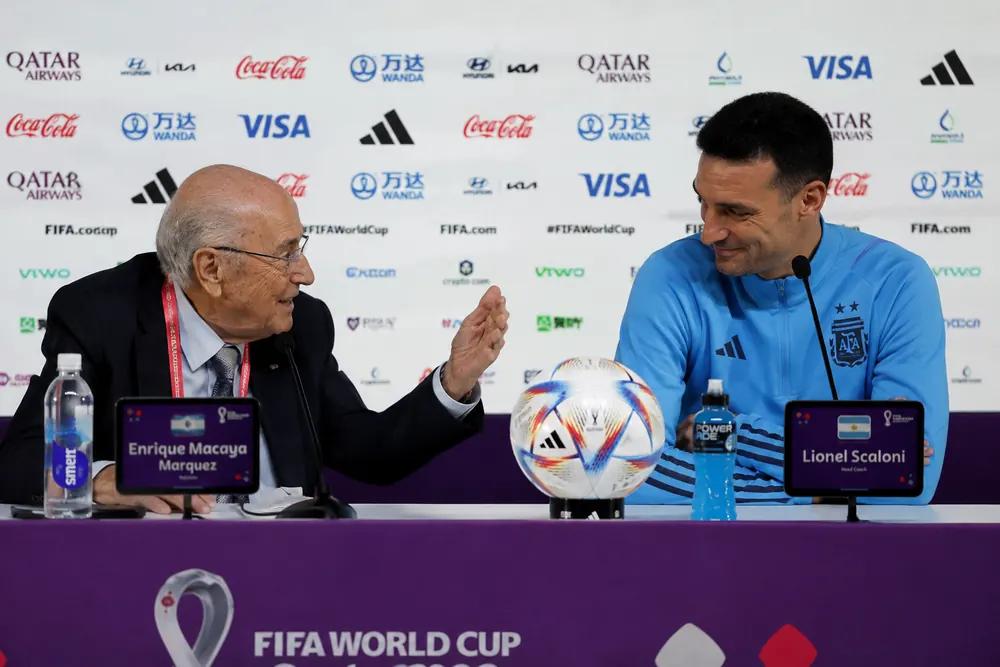 Scaloni bekräftar för 91-årige ikonen: Messi bänkas