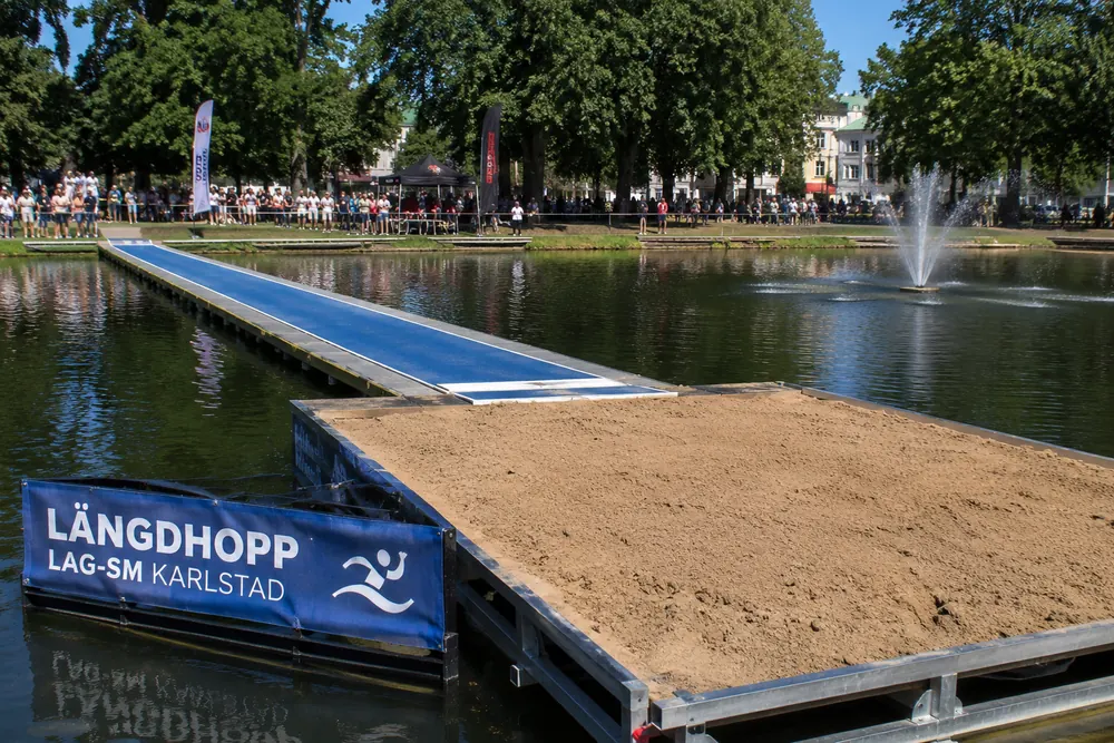 Byggde SM-banan i vattnet – med 18 ton sand