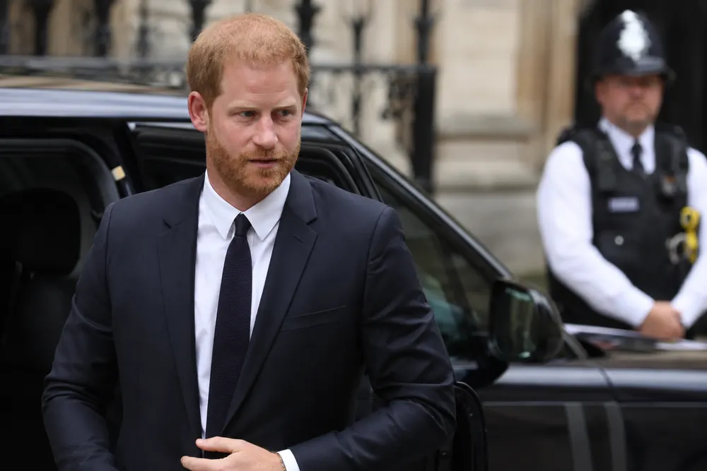 Prins Harry kan resa utan familjen