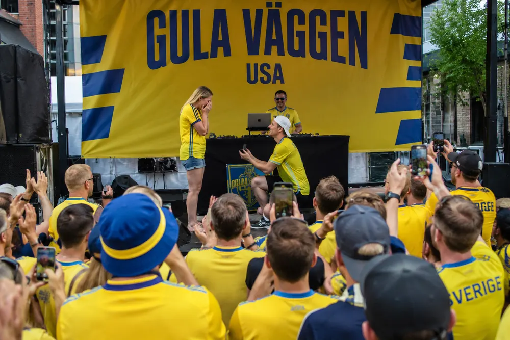 Nicole och Dan förlovade sig framför svenska supportrar i USA