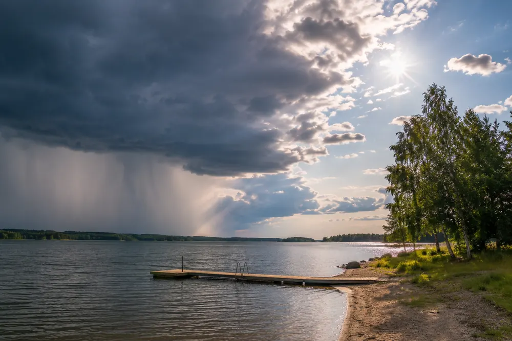 Värmen lämnar Sverige efter måndagens högsommarvärme