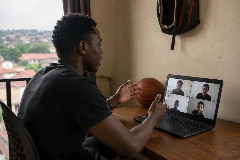 Eric coachar laget på distans från Uganda