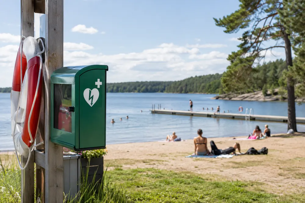 Över 500 badplatser saknar hjärtstartare