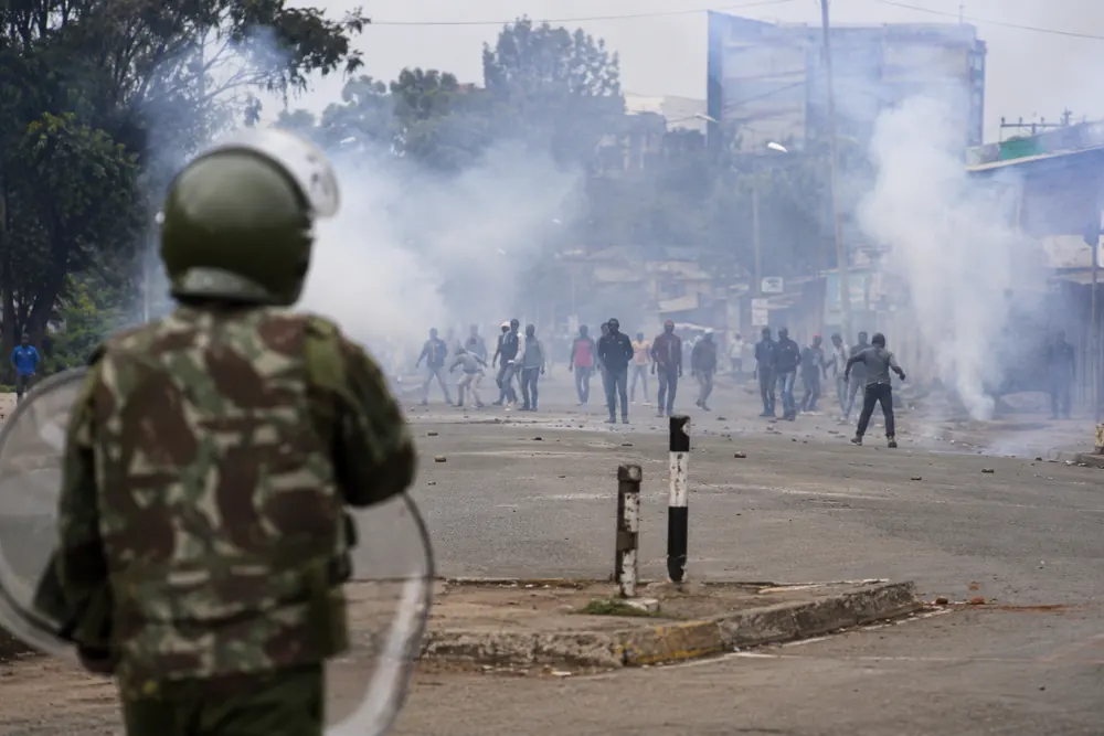 Minst en död i nya protester i Kenya