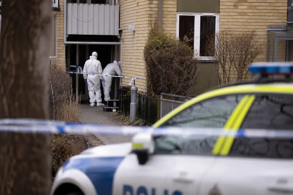 Man anhållen efter dödsfall i bostad