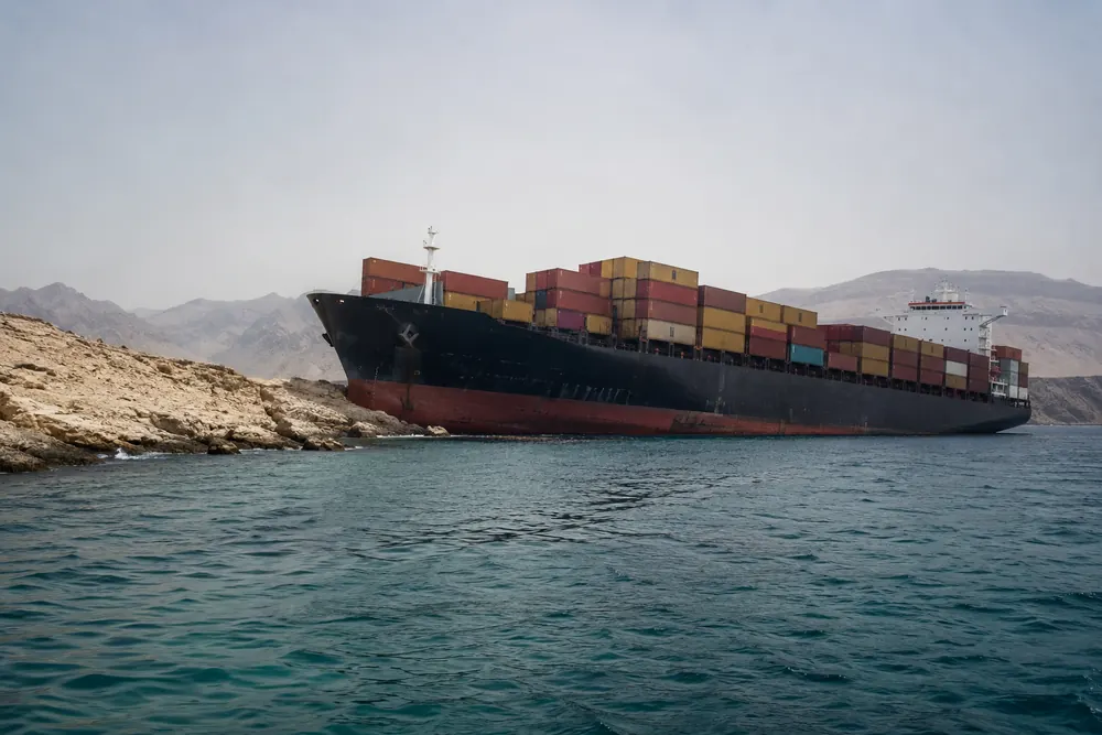 Containerfartyg gick på grund i Hormuzsundet