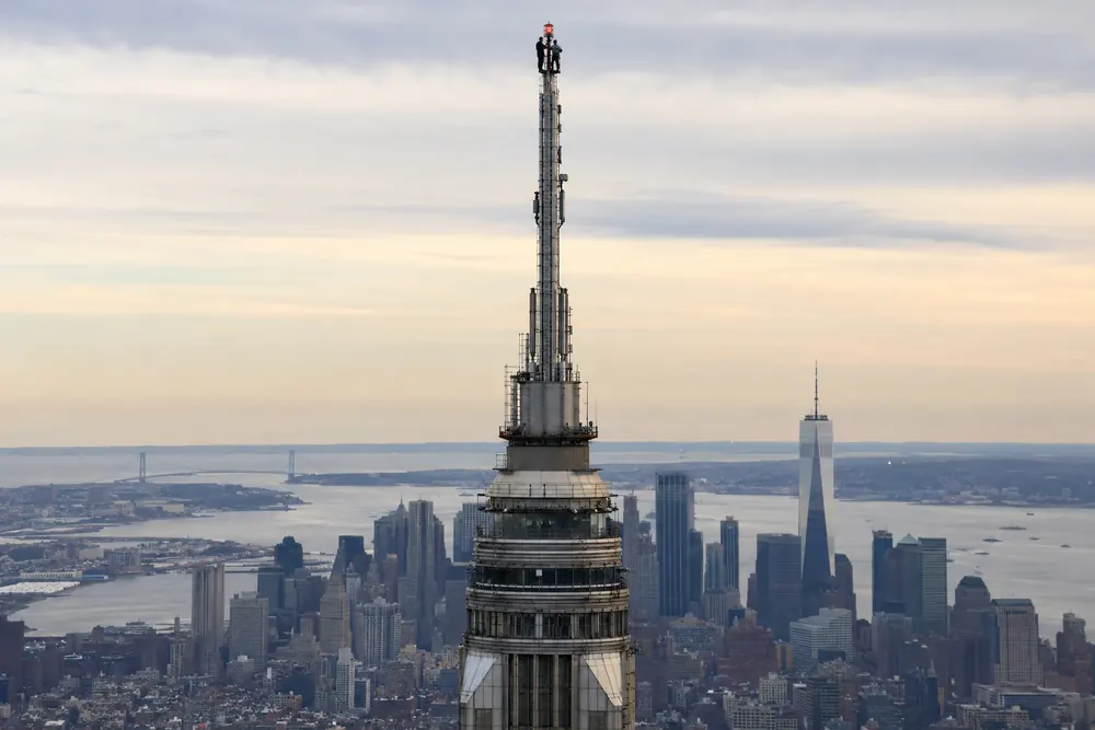 Par klättrade upp på Empire State Buildings spira