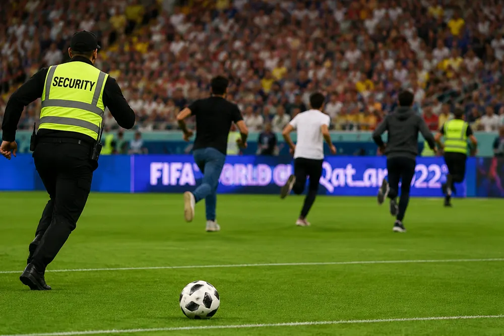 Plötslig planstormning stoppade Belgien–Senegal i matchen