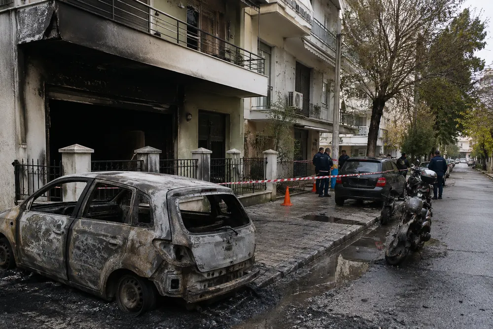 Kvinna död efter brandattacker mot politiker