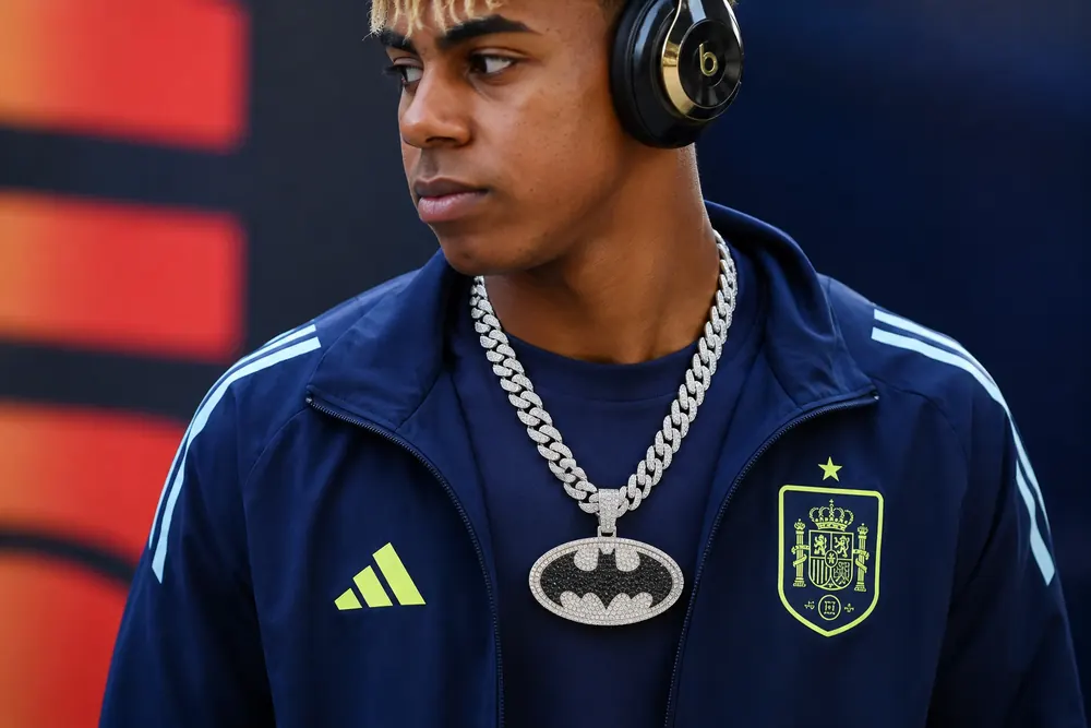 Lamine Yamal bar exklusivt Batman-halsband