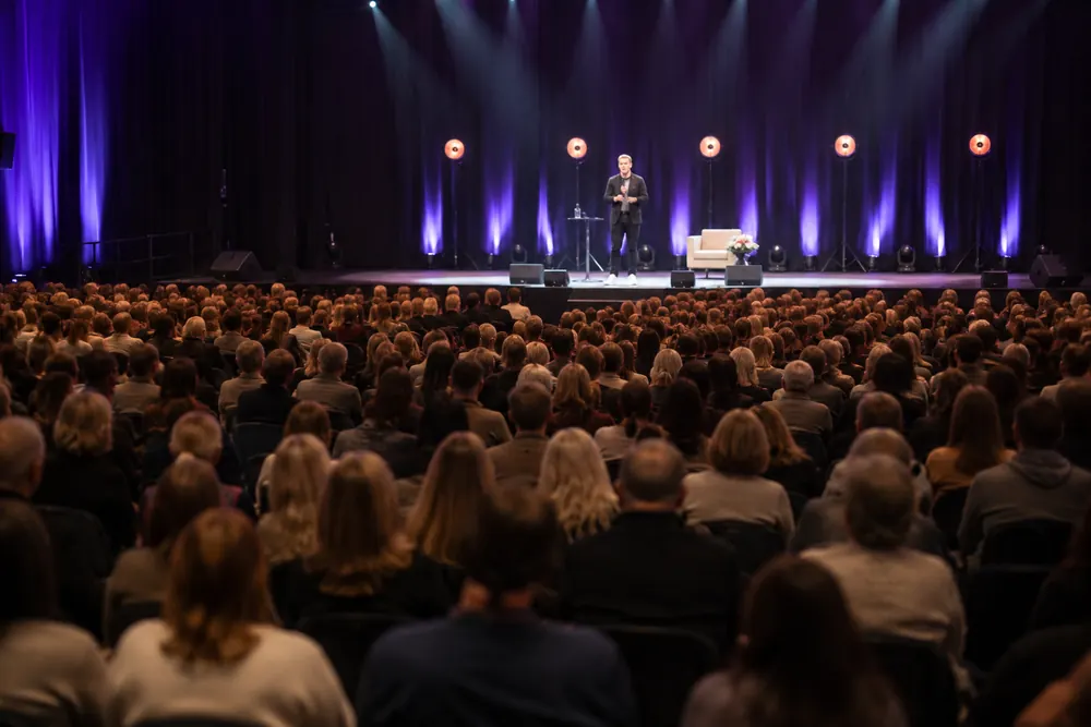 Christoffer Norén samlar hundratals till storseans