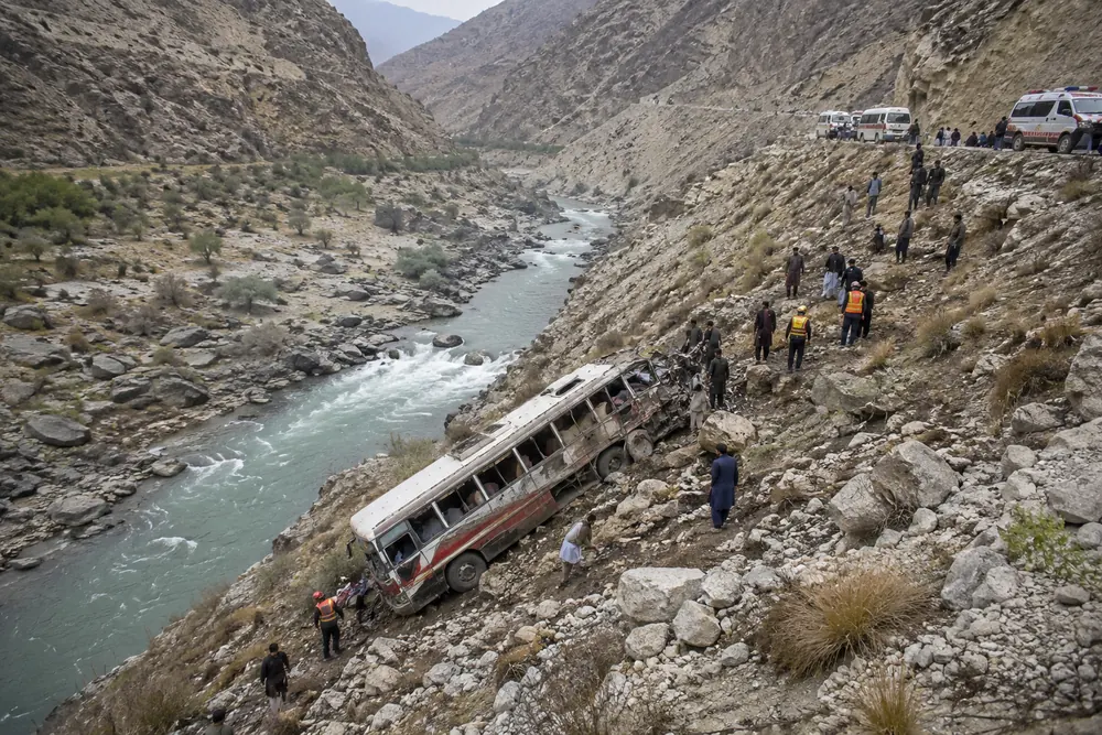 Minst 40 döda efter bussolycka i Pakistan
