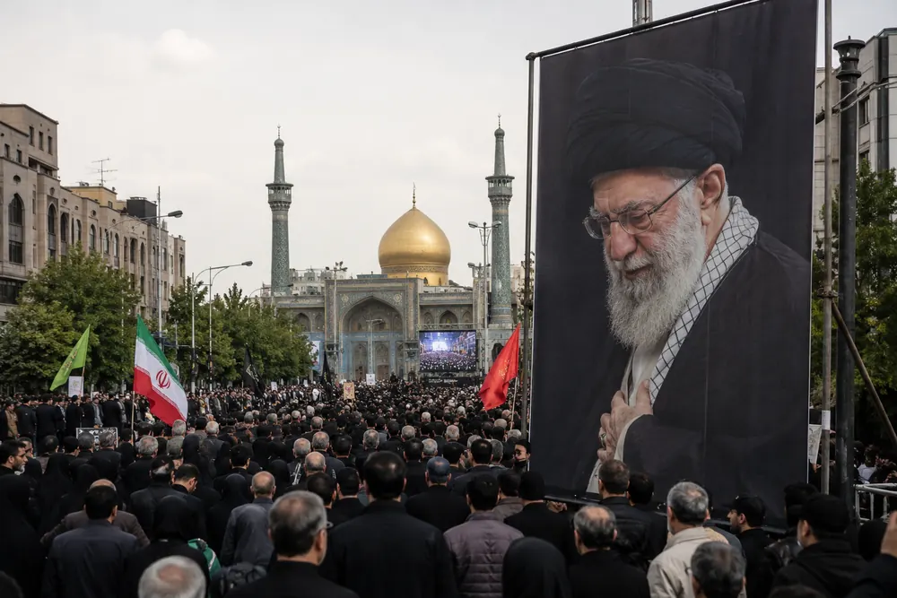 Säkerhetshot kan hålla Mojtaba Khamenei borta