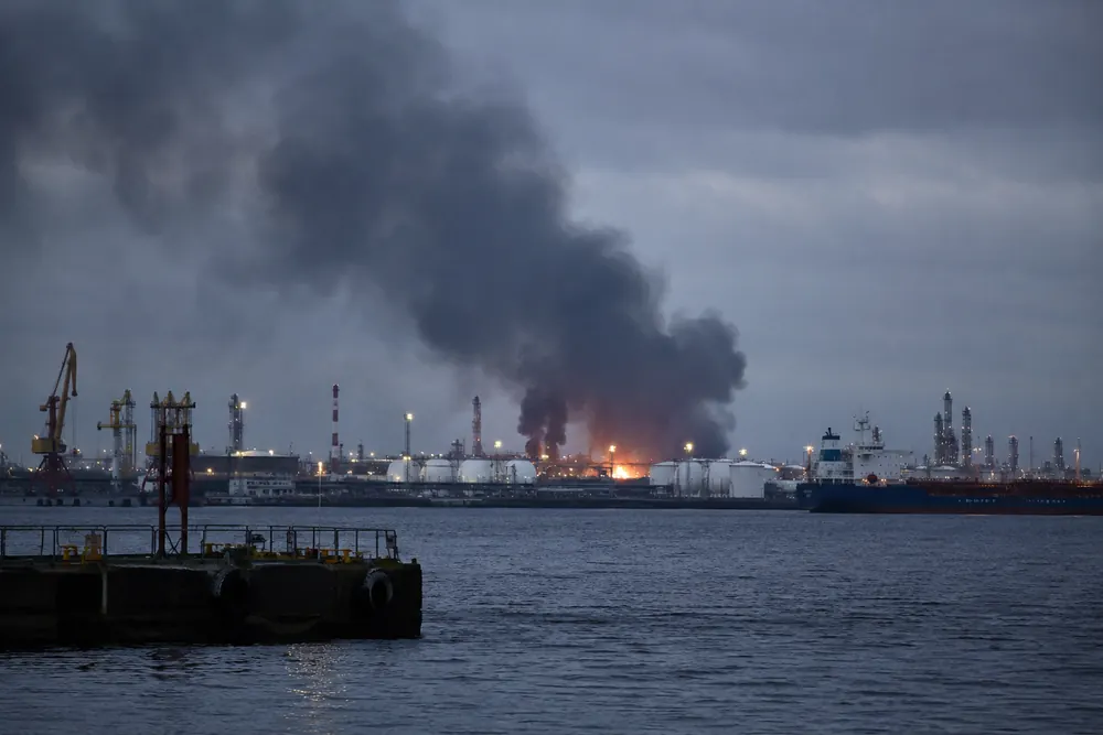 Zelenskyj bekräftar ukrainsk attack mot oljehamn