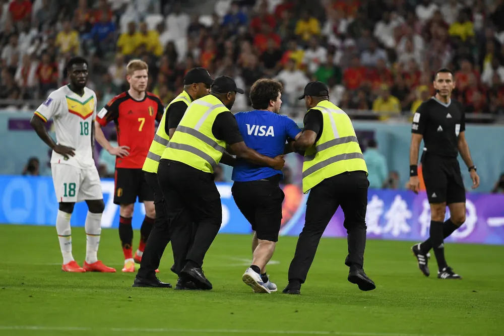 Därför syns inte planstormare i VM-sändningar