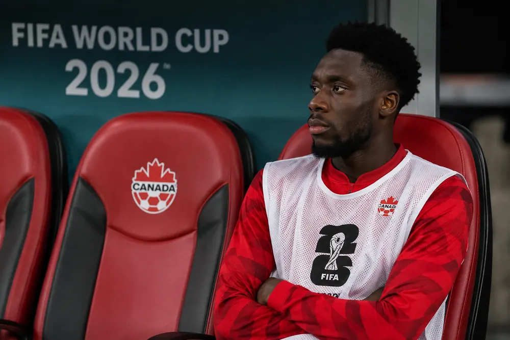 Alphonso Davies stannade på bänken i VM