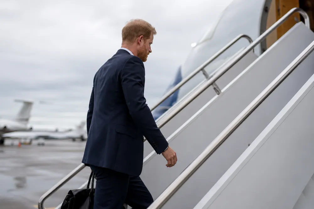 Prins Harry reser ensam efter nytt familjebesked