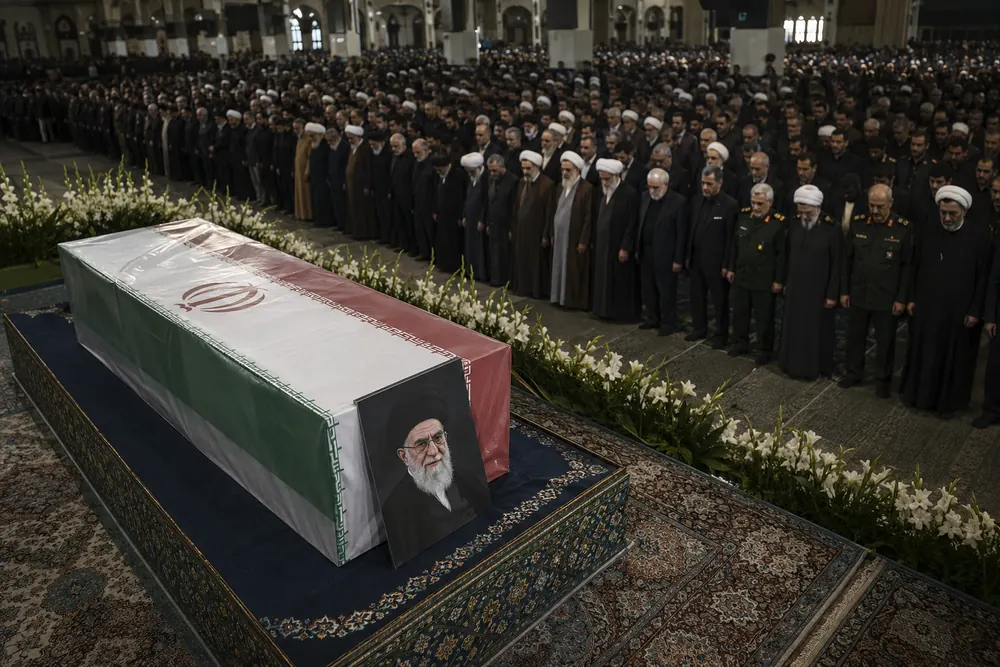 Mojtaba Khamenei uteblev från begravningsceremonin